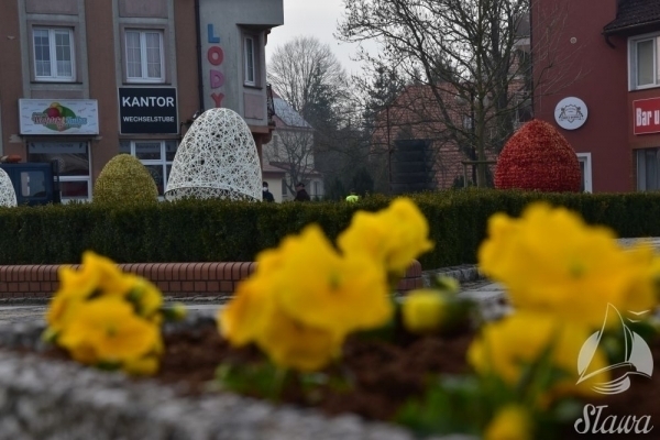 Świecące pisanki na rynku w Sławie