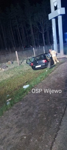 VW uderzył w słup informujący o granicy województw ZDJĘCIA