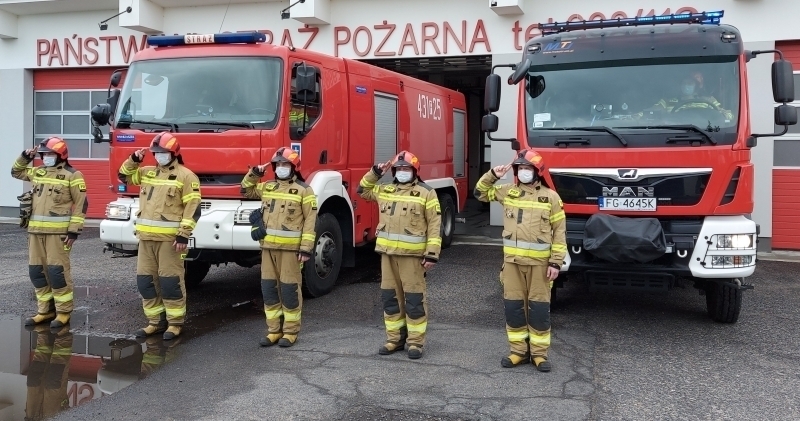 Strażacy z Komendy Powiatowej PSP we Wschowie oddali hołd policjantowi zastrzelonemu na służbie