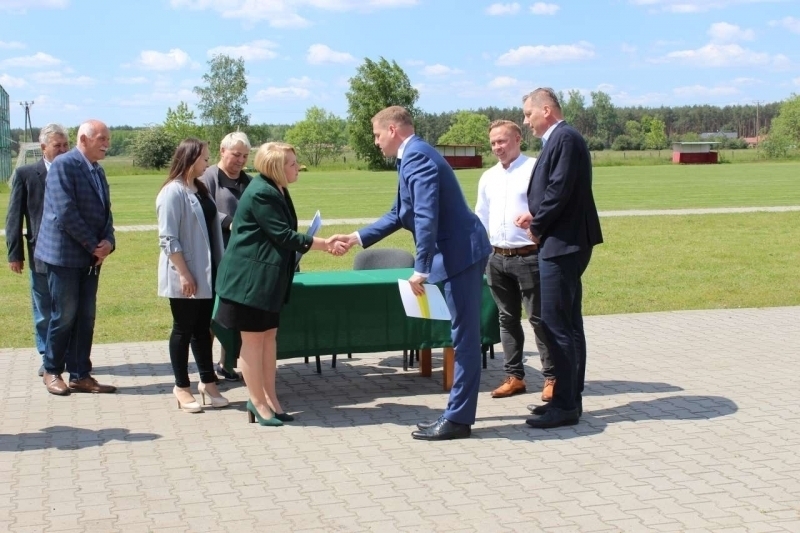 Umowa na ogrodzenie boiska w Szlichtyngowej podpisana ZDJĘCIA