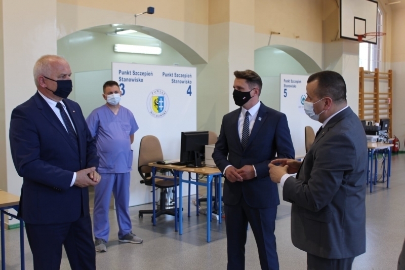 Wojewoda Lubuski w Punkcie Szczepień Powszechnych we Wschowie ZDJĘCIA