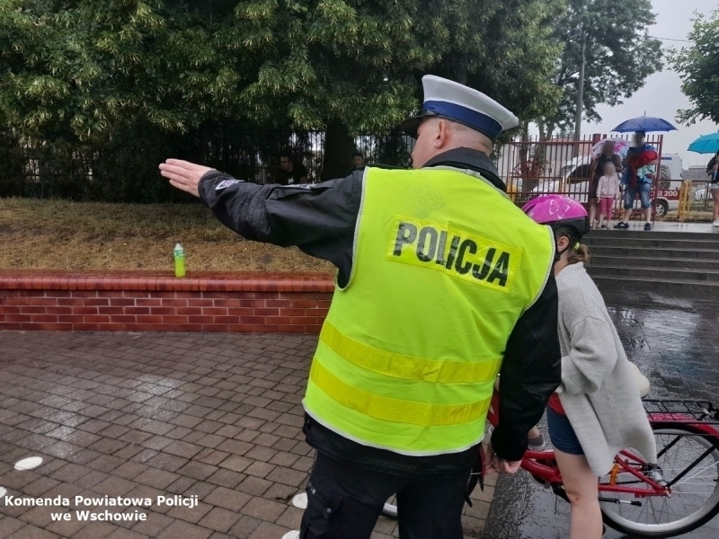 Wschowa Policjanci egzaminowali uczniów na kartęrowerowąZDJĘCIA