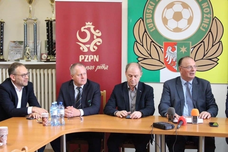 Umowa na budowę systemu nawadniającego boisko w Siedlnicy podpisana