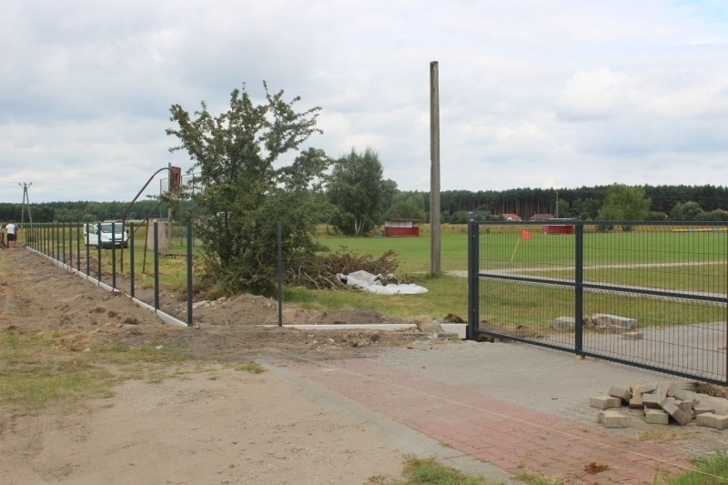 Postępują prace polegające na wymianie ogrodzenia boiska w Szlichtyngowie ZDJĘCIA