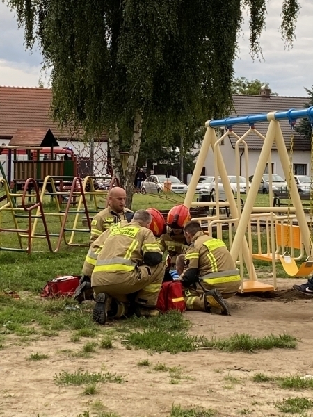 Wypadek na placu zabaw.