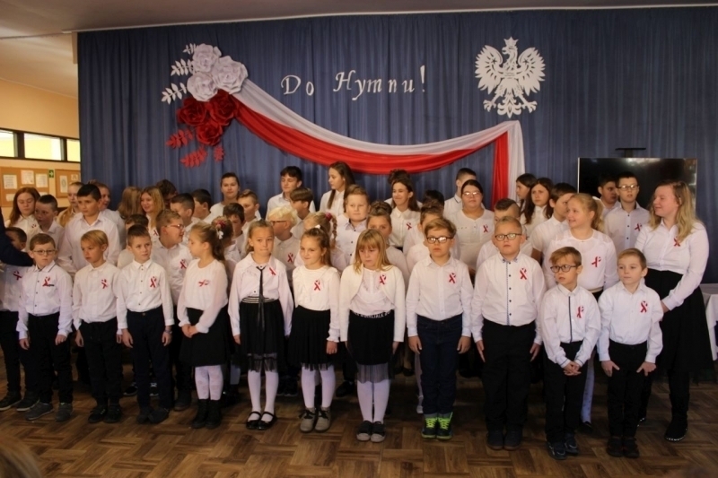 Do Hymnu w Szkole Podstawowej w Jędrzychowicach ZDJĘCIA