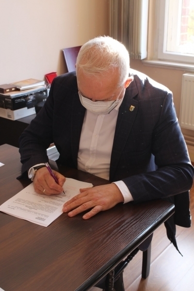 Umowa na przebudowę dachu sali gimnastycznej w Staszicu podpisana