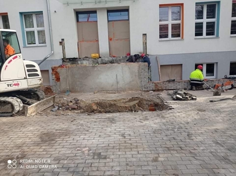 Trwa remont schodów wejściowych w SP 1 we Wschowie ZDJĘCIA
