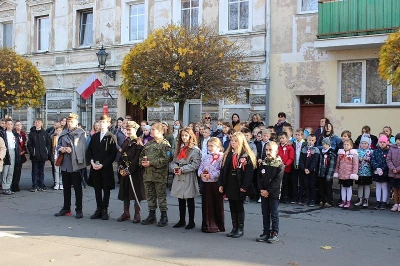 Uczniowie ze Szlichtyngowej w akcji Szkoła do hymnu ZDJĘCIA
