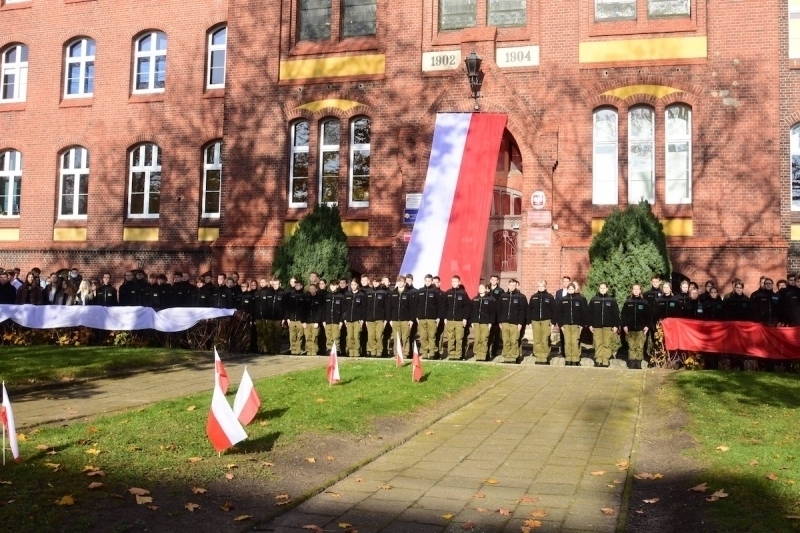Akcja Niepodległa do Hymnu w Staszicu ZDJĘCIA