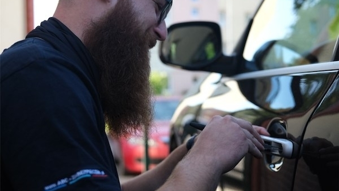 Jak otworzyć zablokowane drzwi we własnym samochodzie?