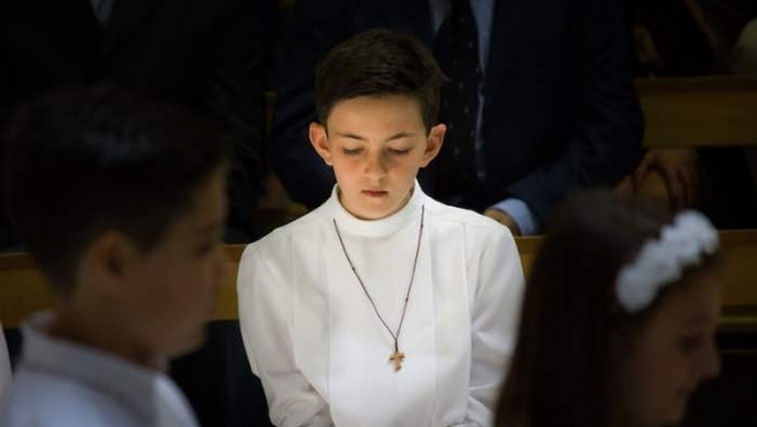 Jak wybrać strój na komunię świętą dla dziecka? 