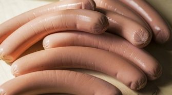 Groźna bakteria w popularnych parówkach.