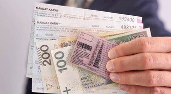 Policjant sprawdzi po oczach, czy należy się mandat