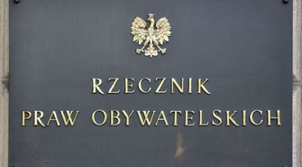 Najpierw wspierał, potem kazał rezygnować