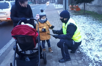 Wschowscy mundurowi edukująpieszych i lekkomyślnych kierowców ZDJĘCIA