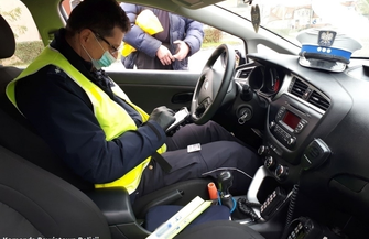 Wschowscy mundurowi edukująpieszych i lekkomyślnych kierowców ZDJĘCIA