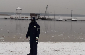 Policjanci patrolują zamarznięte akweny ZDJĘCIA