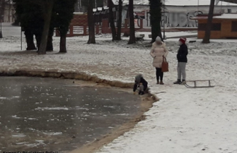 Policjanci patrolują zamarznięte akweny ZDJĘCIA