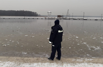 Policjanci patrolują zamarznięte akweny ZDJĘCIA