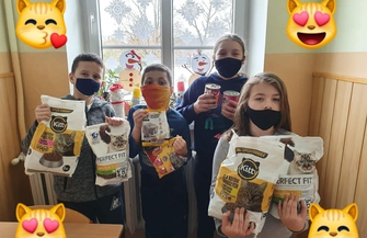 Uczniowie i nauczyciele z Łysin wsparli DrużynęBezdomniaków