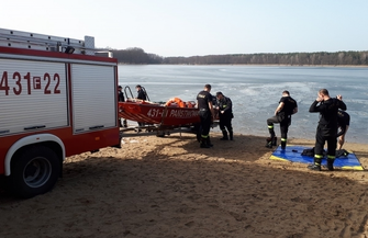 Strażacy z KP PSP we Wschowie przeprowadzili ćwiczenia Lodowa pułapka 2021