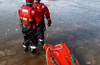 Strażacy z KP PSP we Wschowie przeprowadzili ćwiczenia Lodowa pułapka 2021