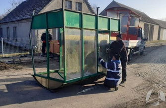 Ochroni przed wiatrem i deszczem