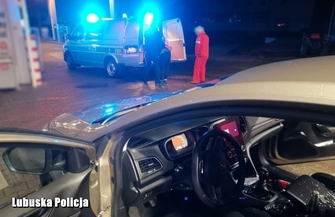 27-latek odurzony narkotykami zabarykadował się w samochodzie na stacji paliw