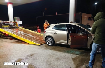 27-latek odurzony narkotykami zabarykadował się w samochodzie na stacji paliw