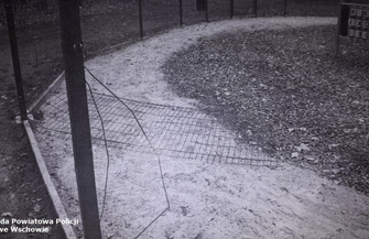 Policja poszukuje osób które uszkodziły ogrodzenie na placu zabaw FOTO