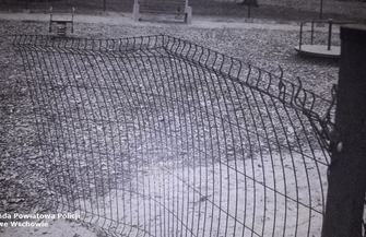 Policja poszukuje osób które uszkodziły ogrodzenie na placu zabaw FOTO