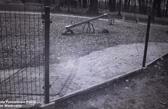 Policja poszukuje osób które uszkodziły ogrodzenie na placu zabaw FOTO