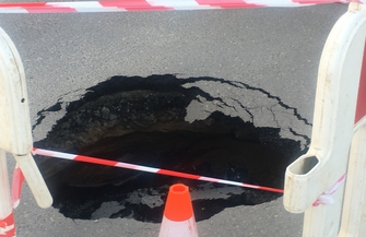 Ogromna dziura w asfalcie na ul. Orzechowej we Wschowie AKTUALIZACJA