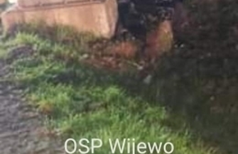 VW uderzył w słup informujący o granicy województw ZDJĘCIA