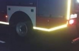 VW uderzył w słup informujący o granicy województw ZDJĘCIA