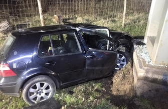 VW uderzył w słup informujący o granicy województw ZDJĘCIA