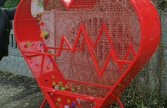 W Osowej Sieni stanęło serce na nakrętki ZDJĘCIA