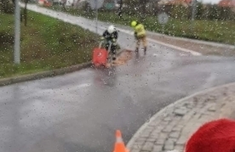 Substancja ropopochodna na drodze pomiędzy Sławą a Wygnańczycami ZDJĘCIA