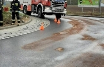 Substancja ropopochodna na drodze pomiędzy Sławą a Wygnańczycami ZDJĘCIA