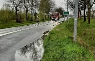 Substancja ropopochodna na drodze pomiędzy Sławą a Wygnańczycami ZDJĘCIA