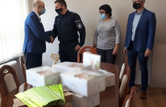 Narkotesty i opaski odblaskowe trafiły do policji