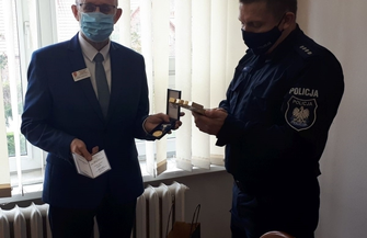 Narkotesty i opaski odblaskowe trafiły do policji