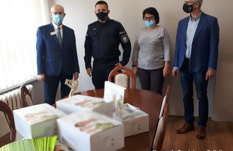 Narkotesty i opaski odblaskowe trafiły do policji