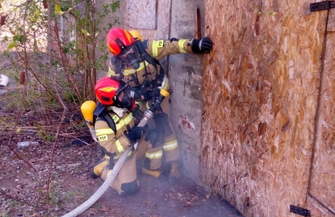Ćwiczenia strażaków KP PSP Wschowa z zakresu pożarów wewnętrznych ZDJĘCIA