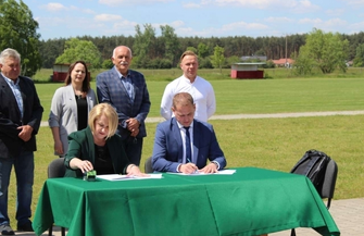 Umowa na ogrodzenie boiska w Szlichtyngowej podpisana ZDJĘCIA