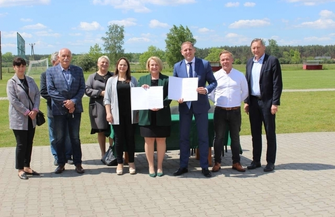 Umowa na ogrodzenie boiska w Szlichtyngowej podpisana ZDJĘCIA