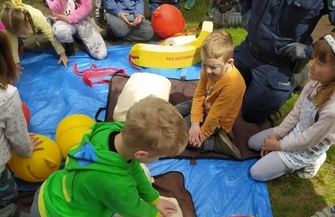 Dzieńdziecka z policją