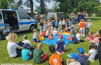 Dzieńdziecka z policją