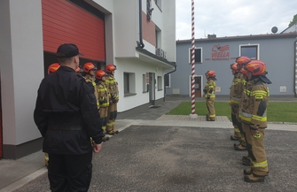 Wschowscy strażacy oddali hołd oraz uczcili minutą ciszy pamięć po zmarłym funkcjonariuszu z KP PSP Żary